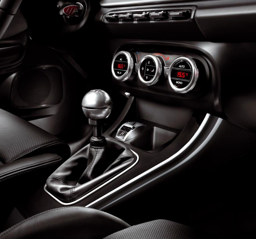Детали интерьера Alfa Romeo Giulietta 2010 года  (фото 7 из 61)